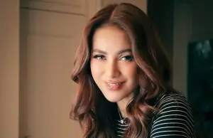 Tak Kuasa Menahan Duka, Olla Ramlan Pingsat di Pemakaman Sang Ibunda (Sumber : Instagram/@ollaramlan)