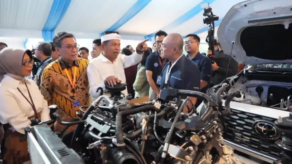 Gubernur Jawa Barat Dedi Mulyadi (KDM) dalam acara seremoni terkait ekpsor kendaraan oleh PT Toyota Motor Manufacturing Indonesia (TMMIN) Karawang Plant 1, Kabupaten Karawang, Kamis (9/10/2025). (Sumber Foto: Biro Adpim Jabar)