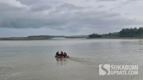 Tim SAR melalukan penyisiran perairan Pantai Tegalbuleud Sukabumi untuk mencari nelayan hilang bernama Karom (45 tahun). (Sumber Foto: Dok. Tim SAR)
