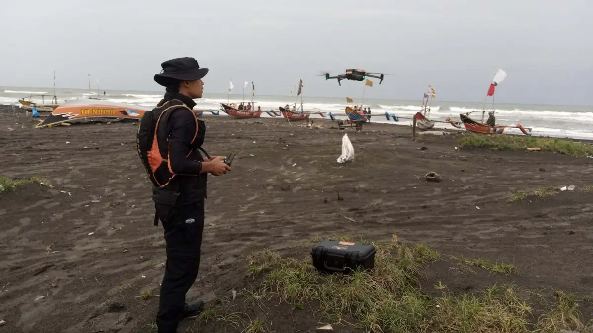 Penggunaan drone dalam pencarian nelayan yang hilang di Pantai Tegalbuleud Sukabumi. | Foto: Dok. Tim SAR