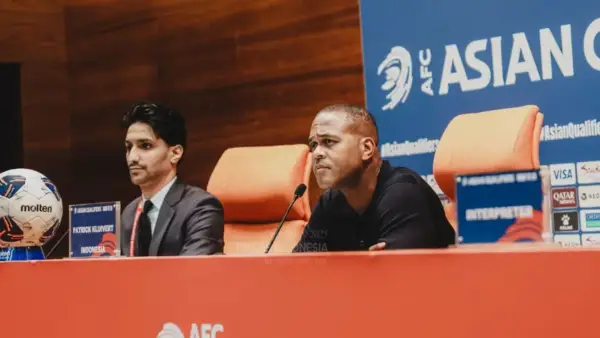 Kluivert tengah melaksanakan konferensi pers setelah laga menghadapi Irak (Sumber: Web/kitagaruda.id)