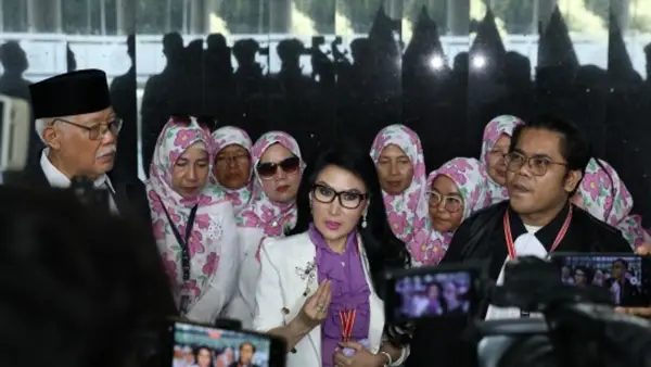 Lita Anggraeni Gading, pemohon uji materi terkait aturan pemberian pensiun kepada Anggota DPR RI | Foto : Dok. MK