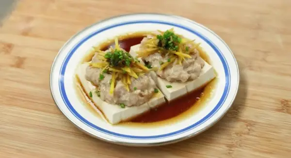 Tampilan Tahu Kukus Ayam Giling ala Chef Devina Hermawan (Sumber : Youtube /@devinahermawan)