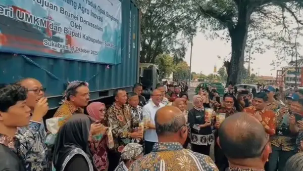 Kepala DKUKM Kabupaten Sukabumi, Sri Hastuty Harahap, saat menghadiri peluncuran Program Kumitra. (Sumber Foto: IG DKUKM Kab. Sukabumi)