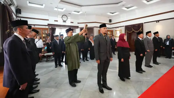 Pelantikan dan Pengambilan Sumpah Pejabat Pimpinan Tinggi Pratama dan Direktur Perumda BPR Rabu (8/10/2025) di Ruang Utama Balai Kota. (Sumber : dokpim kota sukabumi)