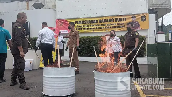 Pemusnahan ribuan barang bukti hasil kejahatan di Kejaksaan negeri Kota Sukabumi. Senin (13/10/2025). (Sumber: Istimewa)