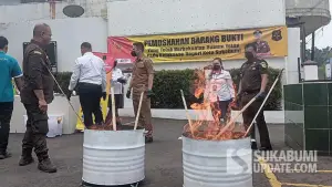 Pemusnahan ribuan barang bukti hasil kejahatan di Kejaksaan negeri Kota Sukabumi. Senin (13/10/2025). (Sumber: Istimewa)
