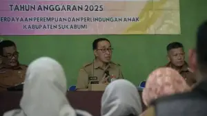 Sekda Kabupaten Sukabumi Ade Suryawan rakor persiapan verifikasi P2WKSS 2025 di Desa Gunungguruh (Sumber: dokpim)
