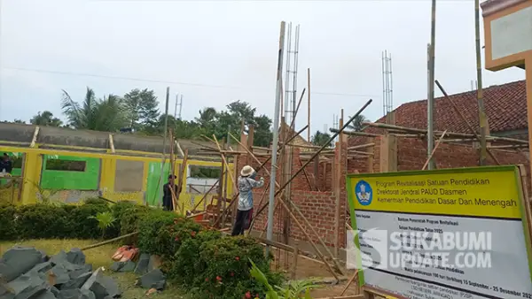 SDN Jaringao di Desa Pangumbahan, Kecamatan Ciracap, Kabupaten Sukabumi sedang dalam proses perbaikan. (Sumber : SU/Ragil Gilang).