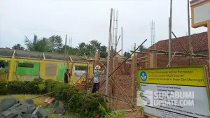 SDN Jaringao di Desa Pangumbahan, Kecamatan Ciracap, Kabupaten Sukabumi sedang dalam proses perbaikan. (Sumber : SU/Ragil Gilang).