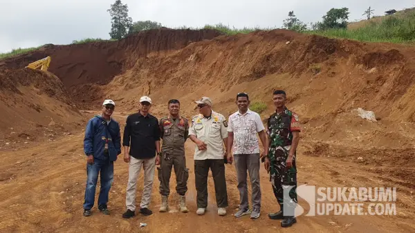 Satpol PP Sukabumi saat hentikan proyek galian di Cibadak. Senin (13/10/2025) (Sumber: Dok Satpol PP)