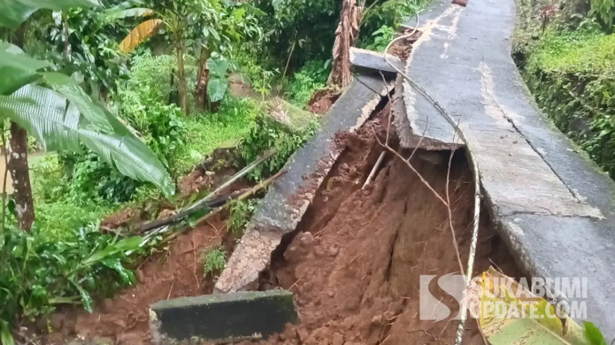Jalan gang putus akibat longsor di Nagrak Sukabumi. Senin (13/10/2025).