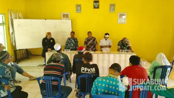 Pemdes dan tokoh masyarakat saat melakulan Musdes. Senin (13/10/2025). (Sumber: SU/Ragil Gilang)