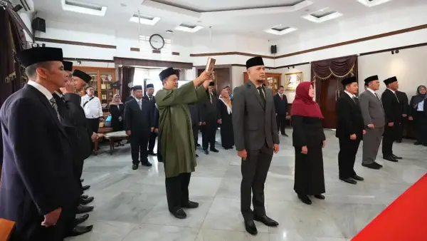 Pelantikan dan Pengambilan Sumpah Pejabat Pimpinan Tinggi Pratama dan Direktur Perumda BPR Rabu (8/10/2025) di Ruang Utama Balai Kota. (Sumber: Dokpim Kota Sukabumi)