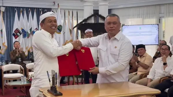 Gubernur Jawa Barat Dedi Mulyadi dan Menteri Perhubungan Dudy Purwagandhi saat menandatangani nota kesepahaman. (Sumber Foto: Biro Adpim Jabar)