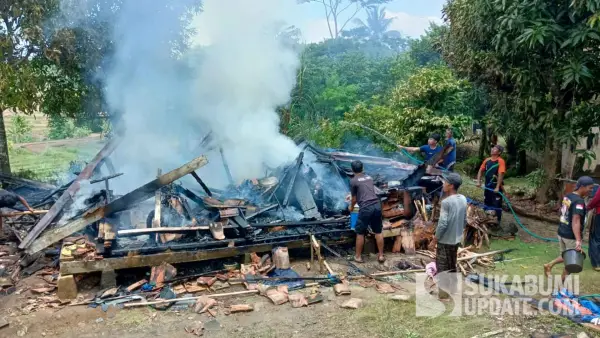 Warga saat berupaya memadamkan rumah panggung milik Diman di Ciracap Sukabumi yang hangus terbakar diduga akibat korsleting listrik. (Sumber Foto: Istimewa)