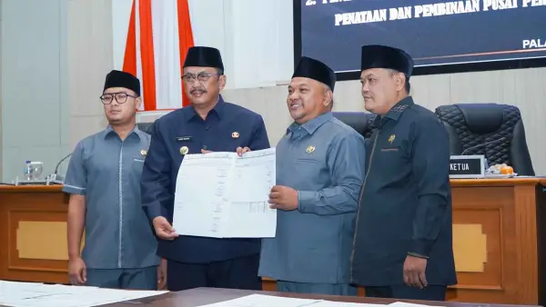 Bupati Sukabumi Asep Japar dan pimpinan DPRD Kabupaten Sukabumi menunjukkan nota kesepakatan soal Raperda Toko Swalayan dan RAPBD 2026. (Sumber Foto: Dok. DPRD)