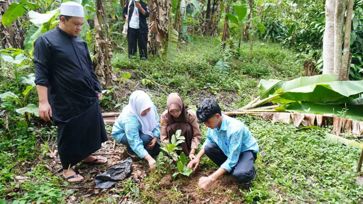 Aksi tanam ratusan bibit pohon di sekitar lingkungan Madrasah Aliyah (MA) Assafiiyah Tugubandung.