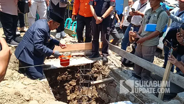 Bupati Sukabumi, Asep Japar saat peletakan batu pertama rumah panggung di Kampung Gumelar, Kelurahan Palabuhanratu, Kecamatan Palabuhanratu, Kabupaten Sukabumi, pada Selasa (14/10/2025). (Sumber : SU/Ilyas).