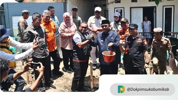Bupati Sukabumi, Asep Japar Bersama Kepala BPBD Kabupaten Sukabumi, Eki Radiana Rizki, dan Sekretaris Disperkim, Dadang Rustandi, saat peletakan batu pertama rumah panggung di Palabuhanratu, Selasa (14/10/2025) (Sumber : Dokpim)