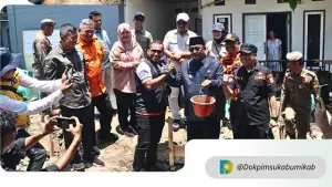 Bupati Sukabumi, Asep Japar Bersama Kepala BPBD Kabupaten Sukabumi, Eki Radiana Rizki, dan Sekretaris Disperkim, Dadang Rustandi, saat peletakan batu pertama rumah panggung di Palabuhanratu, Selasa (14/10/2025) (Sumber : Dokpim)