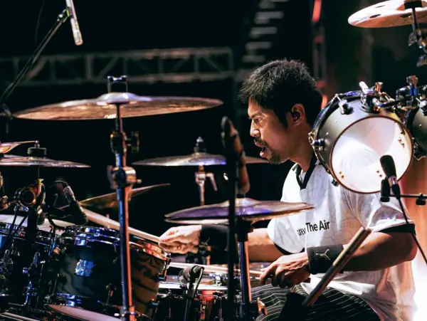 Chemistry Gusti Hendy dan energi panggung GIGI di showcase Forever In The Air di Krapela, Jakarta, membuktikan semangat mereka yang tak pernah padam setelah 31 tahun berkarya (Sumber:Facebook/@Gusti Hendy)