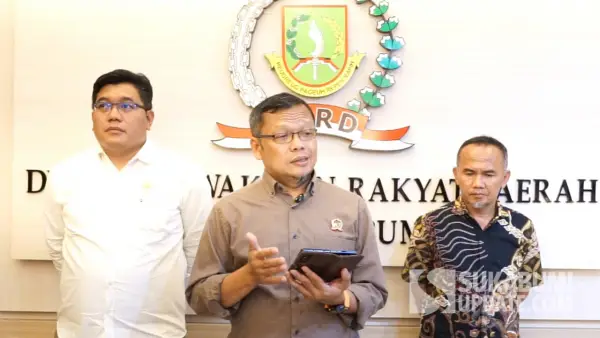 Ketua DPRD Kota Sukabumi saat diwawancarai. Selasa (14/10/2025). (Sumber: Humas DPRD)