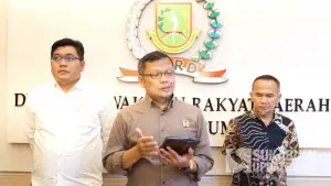 Ketua DPRD Kota Sukabumi saat diwawancarai. Selasa (14/10/2025). (Sumber: Humas DPRD)