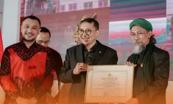 Pendiri Museum Prabu Siliwangi Prof. Dr. KH. M. Fajar Laksana, saat meneerima sertifikat pendaftaran Nasional Museum dari Menteri Kebudayaan RI | Foto : Dok. museumprabusiliwangi_official