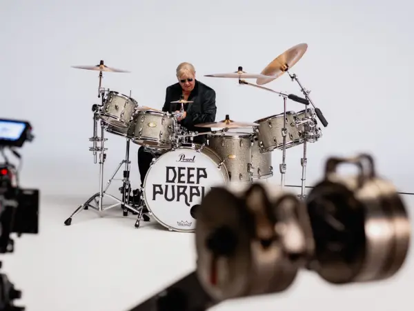 Deep Purple dikenal sebagai pionir hard rock dan heavy metal dengan kemampuan teknis virtuos yang tinggi, terutama dalam improvisasi dan solo gitar panjang, membawa energi rock yang tak lekang oleh waktu. (Sumber: x@_DeepPurple)