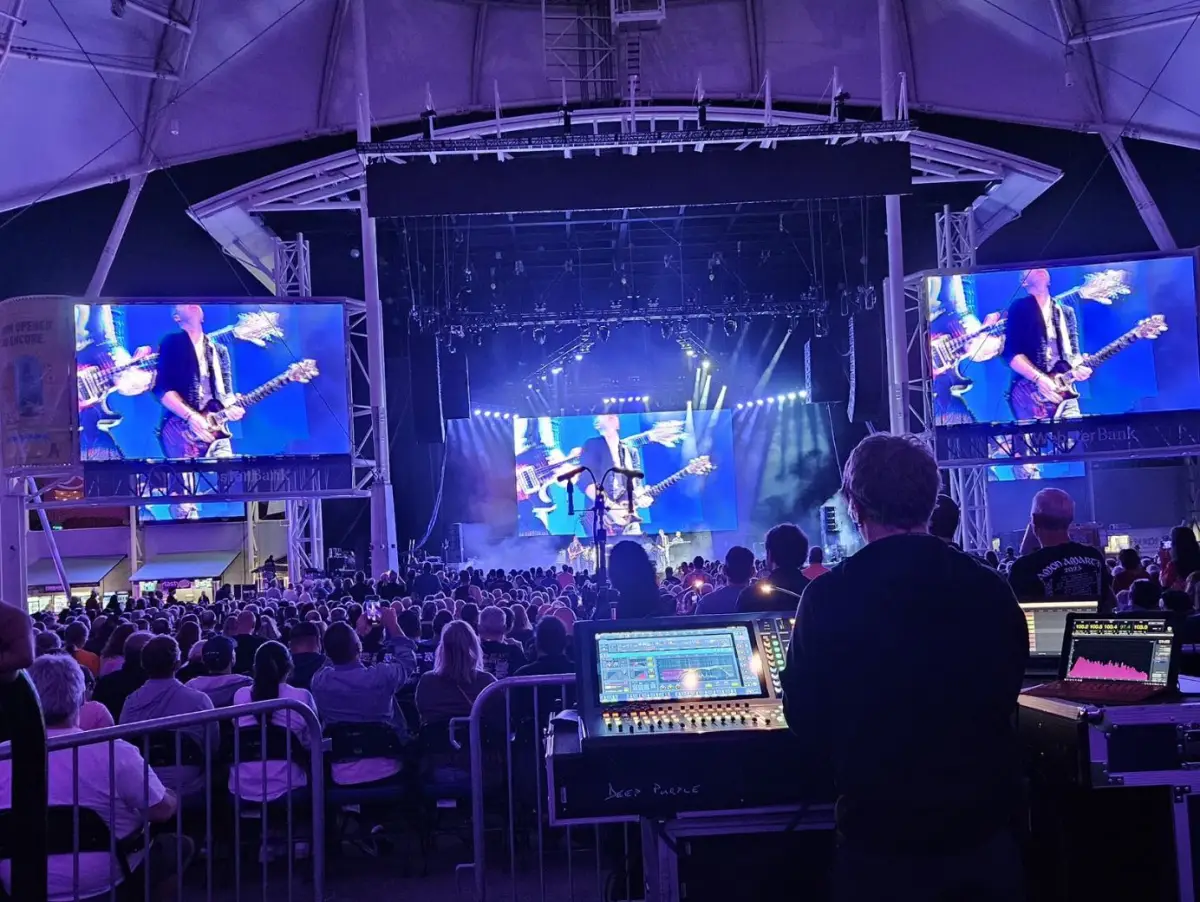 Deep Purple dikenal sebagai pionir hard rock dan heavy metal dengan kemampuan teknis virtuos yang tinggi, terutama dalam improvisasi dan solo gitar panjang, membawa energi rock yang tak lekang oleh waktu.