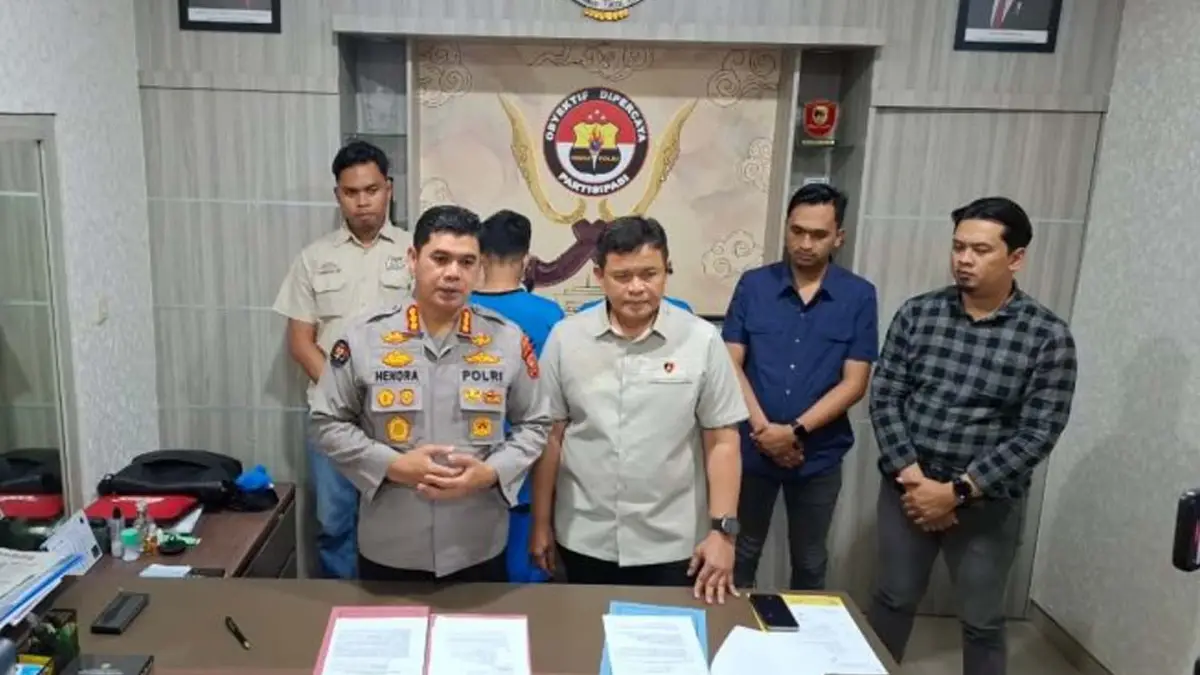 Dua tersangka TPPO wanita Sukabumi di China saat ditampilkan dalam konferensi pers pengungkapan kasus. | Foto: Dok. Humas Polda Jabar