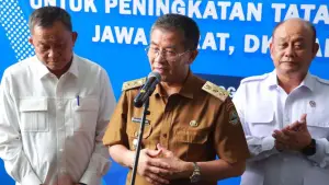Wakil Gubernur Jawa Barat Erwan Setiawan memberikan keterangan kepada awak media setelah menghadiri Rapat Konsolidasi Regional Peningkatan Tata Kelola Makan Bergizi Gratis. (Sumber Foto: Biro Adpim Jabar)