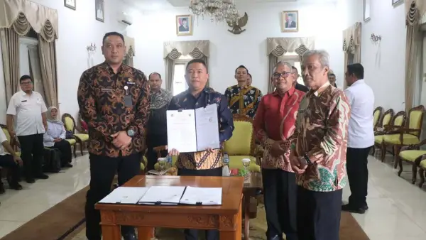 Kepala Bapenda Kabupaten Sukabumi Herdy Somantri (kiri) saat mendampingi Wabup Andreas meneken PKS OP4D. (Sumber Foto: Diskominfosan Kab. Sukabumi)