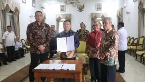 Kepala Bapenda Kabupaten Sukabumi Herdy Somantri (kiri) saat mendampingi Wabup Andreas meneken PKS OP4D. (Sumber Foto: Diskominfosan Kab. Sukabumi)