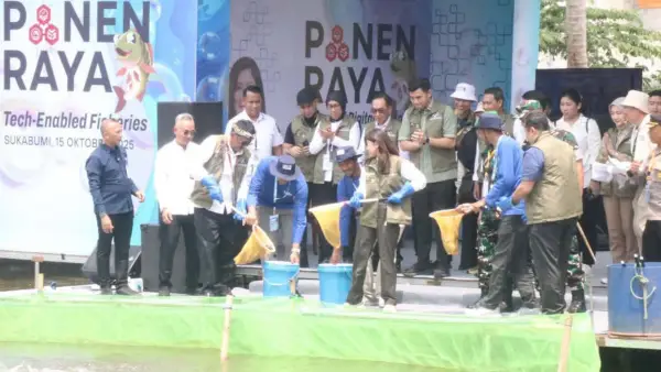 Menteri Komdigi Meutya Hafid saat berkegiatan di Cicantayan Sukabumi. (Sumber Foto: Istimewa)