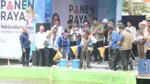 Menteri Komdigi Meutya Hafid saat berkegiatan di Cicantayan Sukabumi. (Sumber Foto: Istimewa)