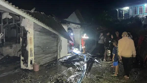 Warung sembako yang berada di Desa Caringin, Kecamatan Gegerbitung, Kabupaten Sukabumi, terbakar pada Selasa, 14 Oktober 2025, sekitar pukul 21.21 WIB. (Sumber : Istimewa.).
