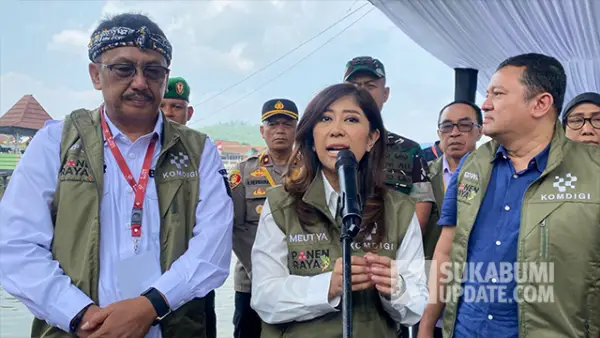 Menkomdigi Meutya Hafid (tengah) dan didampingi oleh Bupati Sukabumi Asep Japar, (Kiri) dalam kunjungannya ke Desa Cimahi, Kecamatan Cicantayan, Kabupaten Sukabumi, Rabu (15/10/2025). (Sumber : SU/Turangga Anom)
