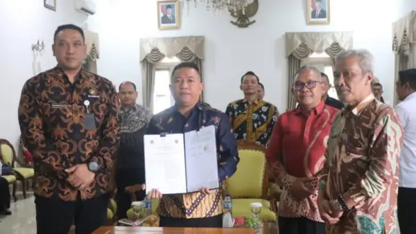 Wakil Bupati didampingi Kepala Bapenda Herdy Somantri menandatangani PKS OP4D antara DJP, DJPK dan Pemda Tahap VII secara Daring. (Sumber : dokpim Kabupaten Sukabumi)