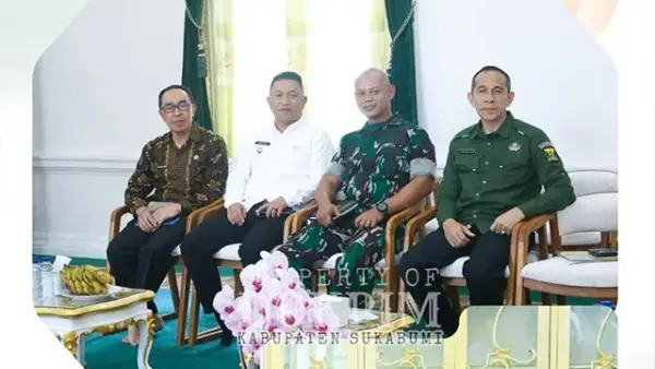 Wakil Bupati Sukabumi Andreas (tengah putih), Sekda Sukabumi Ade Suryaman (kiri), Kepala DPMD  Sukabumi Ahmad Samsul Bahri (kanan), serta Dandim 0607 Letkol Inf Agung Ariwibowo (tengah) (Sumber : Dokpim).