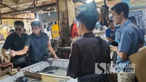 Petugas UPTD Metrologi bersama UPTD Pasar Semi Modern (PSM) Cicurug saat melakukan pemeriksaan alat ukur dan timbangan pedagang di PSM Cicurug, Kabupaten Sukabumi, Selasa (14/10/2025). (Sumber : SU/Ibnu Sanubari).