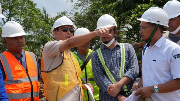 Anggota Komisi IV DPR RI Fraksi PKS drh Slamet meninjau pembangunan Kampung Nelayan Merah Putih di Pantai Palangpang, Desa Ciwaru, Kecamatan Ciemas, Kabupaten Sukabumi, Rabu (15/10/2025). | Foto: Istimewa