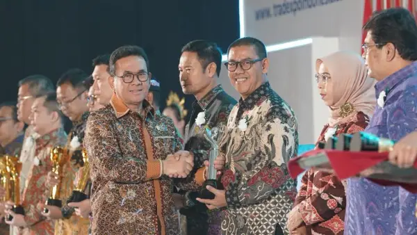 Direktur PT Azaki Food Internasional, Cucup Ruhiyat, saat menerima penghargaan langsung dari Menteri Perdagangan RI, Budi Santoso, di Jakarta, Rabu (15/10/2025) | Foto : Dok. Humas PT Azaki Food
