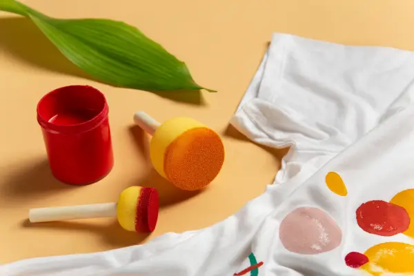 Iustrasi 7 Bahan dan Warna Pakaian yang Tepat untuk Cuaca Panas: Nyaman tapi Tetap Stylish (Sumber : Freepik)