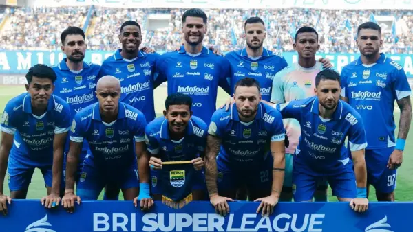 Starting line up Persib Bandung di laga perdana Super League 2025/2026 menghadapi Semen Padang. (Sumber: Instagram/@uilliambarros94)