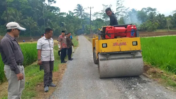 Perbaikan Jalan Usaha Tani di Desa Mekarmukti, Kecamatan Waluran, Kabupaten Sukabumi | Foto : Dok. Pemdes