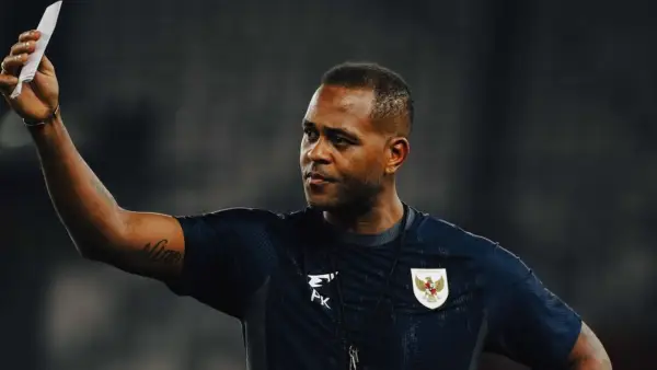 Patrick Kluivert memberikan arahan pada skuad Timnas Indonesia jelang menghadapi babak keempat Kualifikasi Piala Dunia 2026 (Sumber: Instagram/@patrickkluivert9)