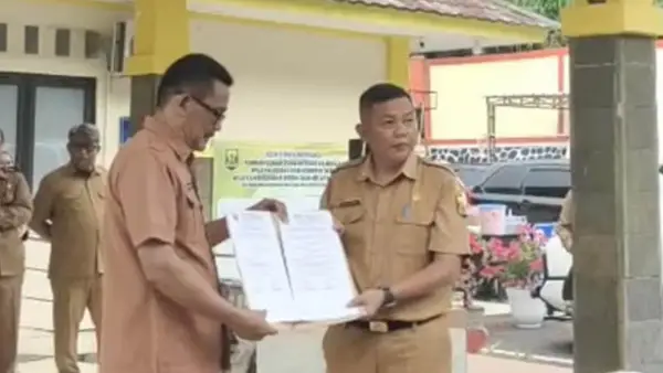 Sertijab Kadinkes Kabupaten Sukabumi dari Agus Sanusi kepada Boyke Martadinata, Senin (13/10/2025). (Sumber Foto: Istimewa)