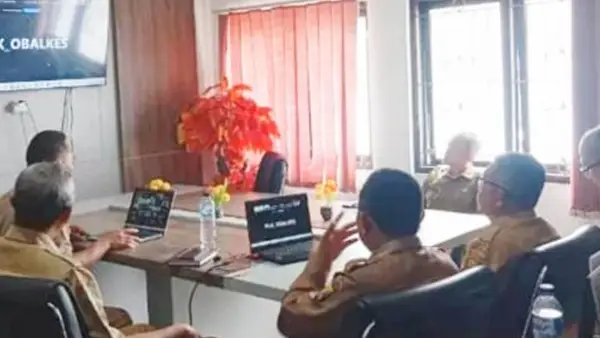 Boyke Martadinata saat menggelar rapat membahas kondisi kesehatan masyarakat serta langkah-langkah evaluasi pelayanan di tingkat dasar. (Sumber Foto: Dok. Dinkes Kabupaten Sukabumi)